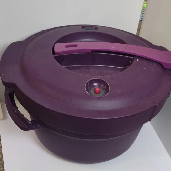 Tupperware Original Tupperware Microwavable Pressure Cookewith Minimalist Design - Picture 5 of 5